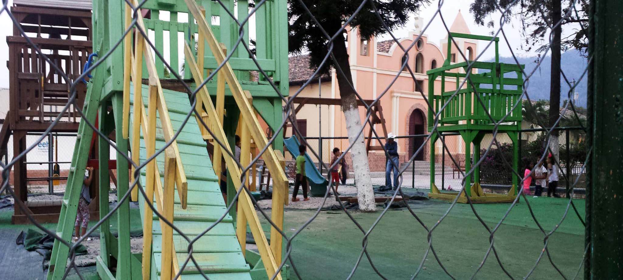 Area de juegos infantiles parque central de Talanga FM.